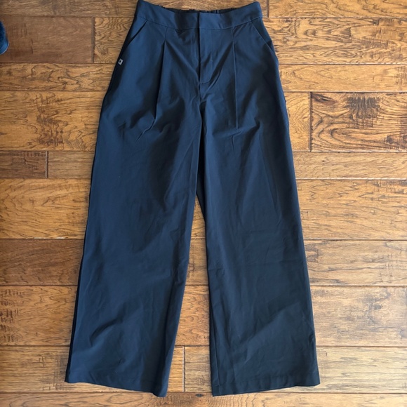 Figs Women's High-Waisted Wide Leg Pants - Black - Picture 4 of 8